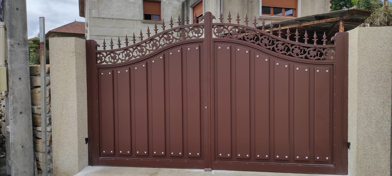 Puerta abatible aluminio soldado tipo oxiron con peatonal incorporada