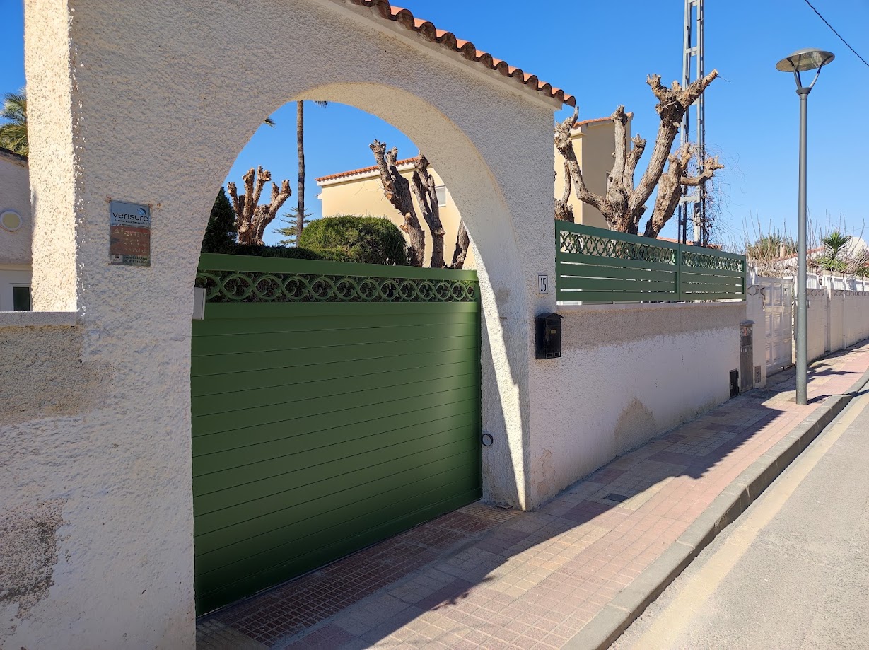 Puerta corredera y vallado en aluminio soldado