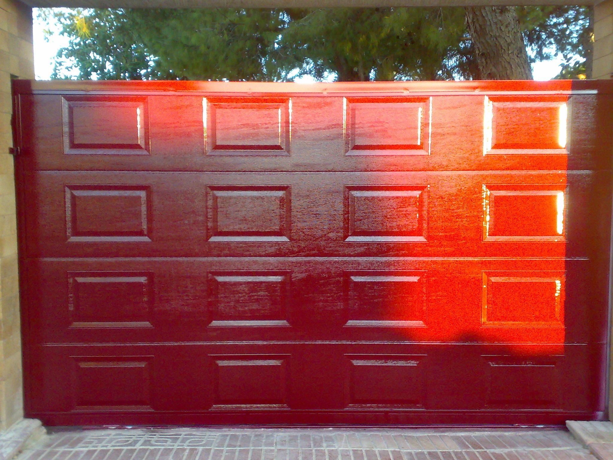 Puerta corredera panel sandwich cuarterones