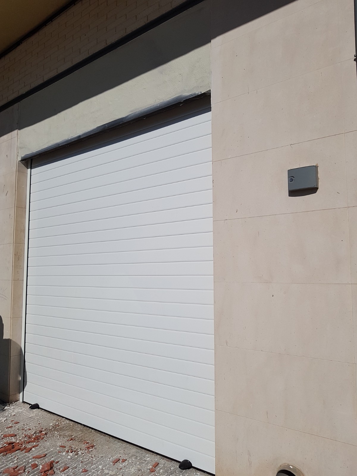 Puerta enrollable de aluminio blanco exterior 2