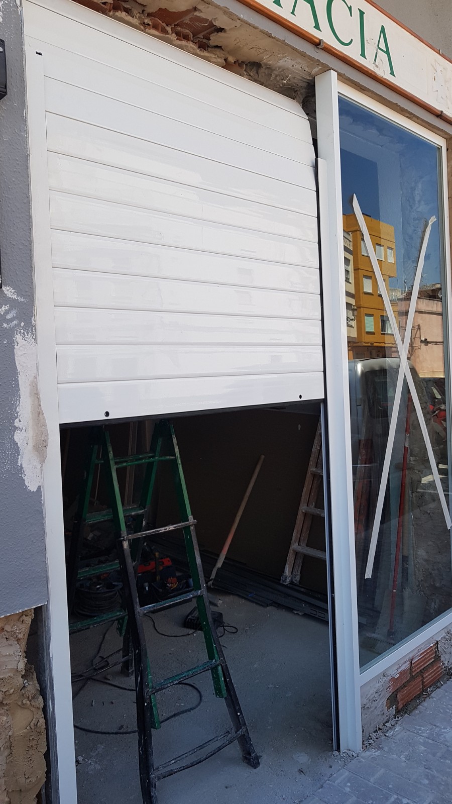Puerta enrollable de aluminio blanco exterior 3