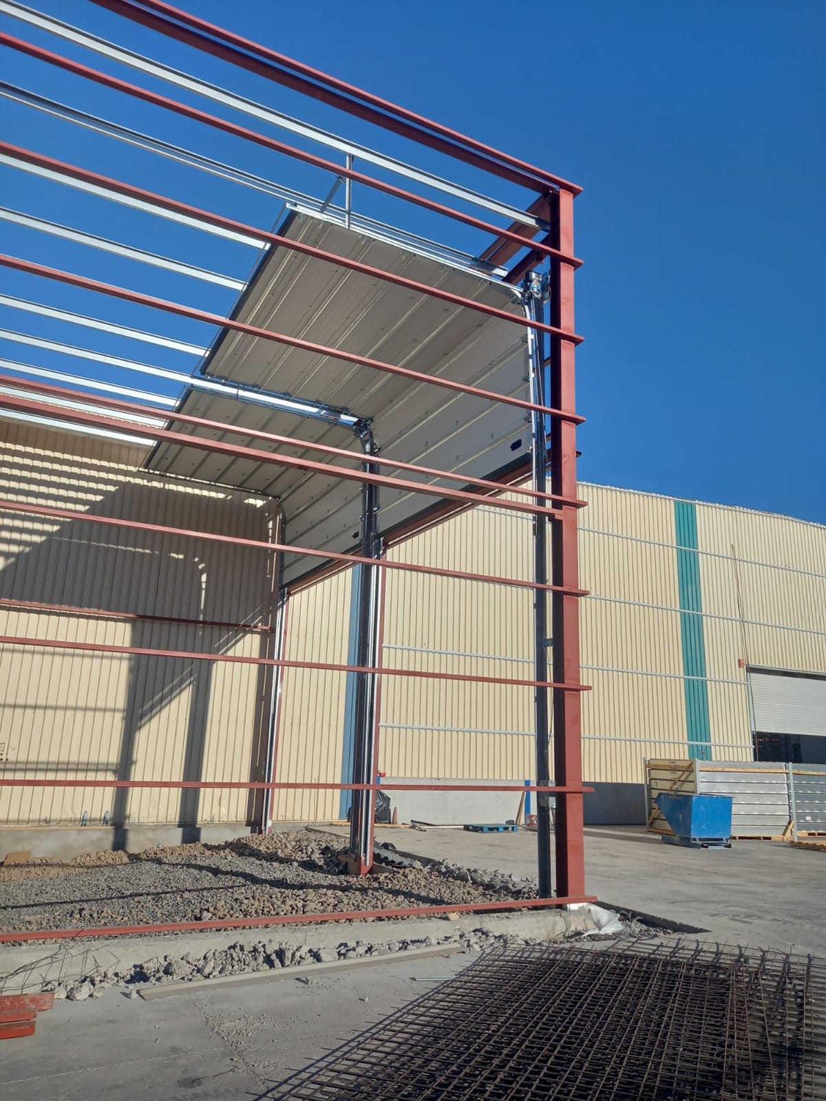 Puerta seccional industrial en obra