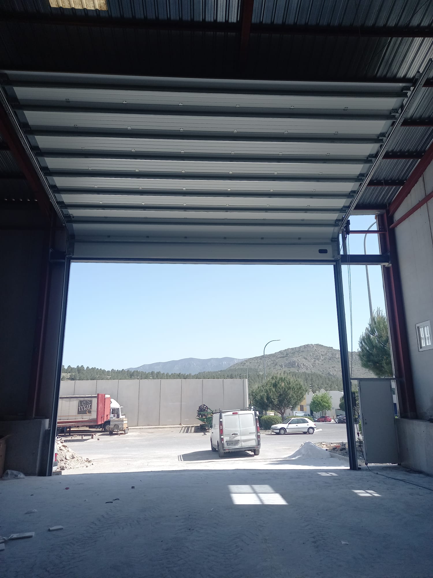 Puerta seccional industrial interior refuerzos omega
