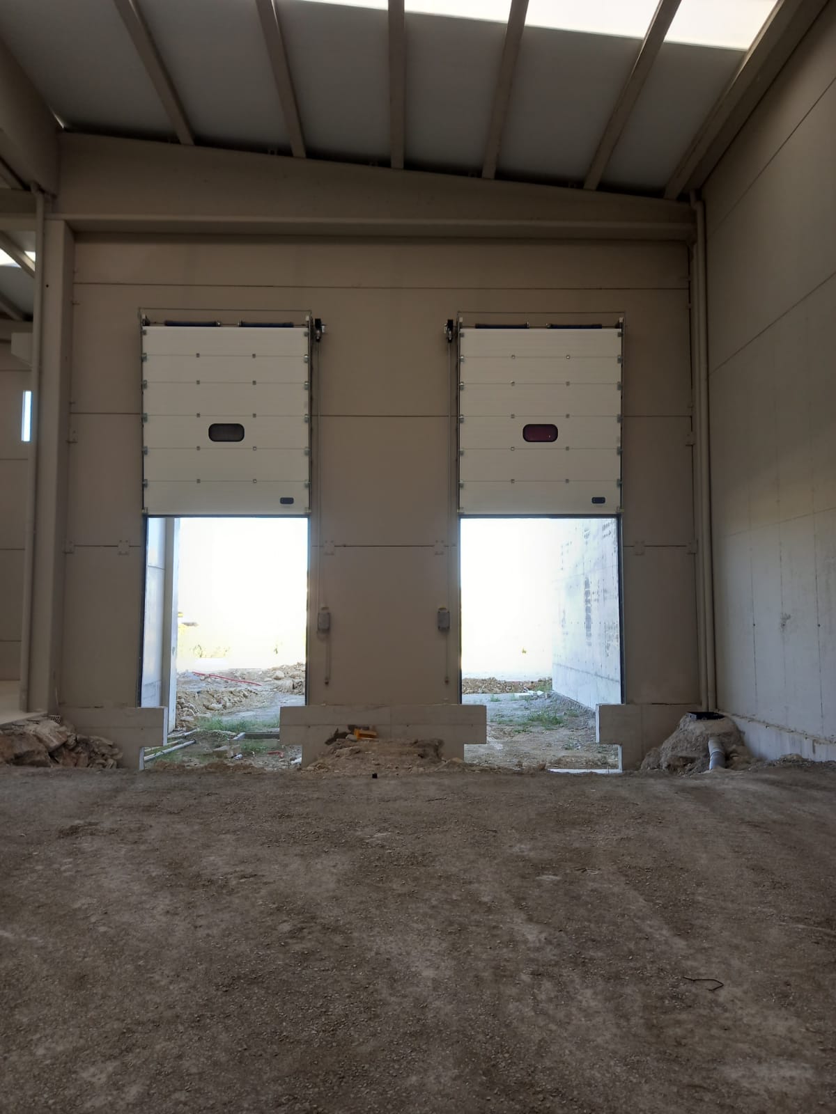 Puerta seccional industrial interior ventana trasluz