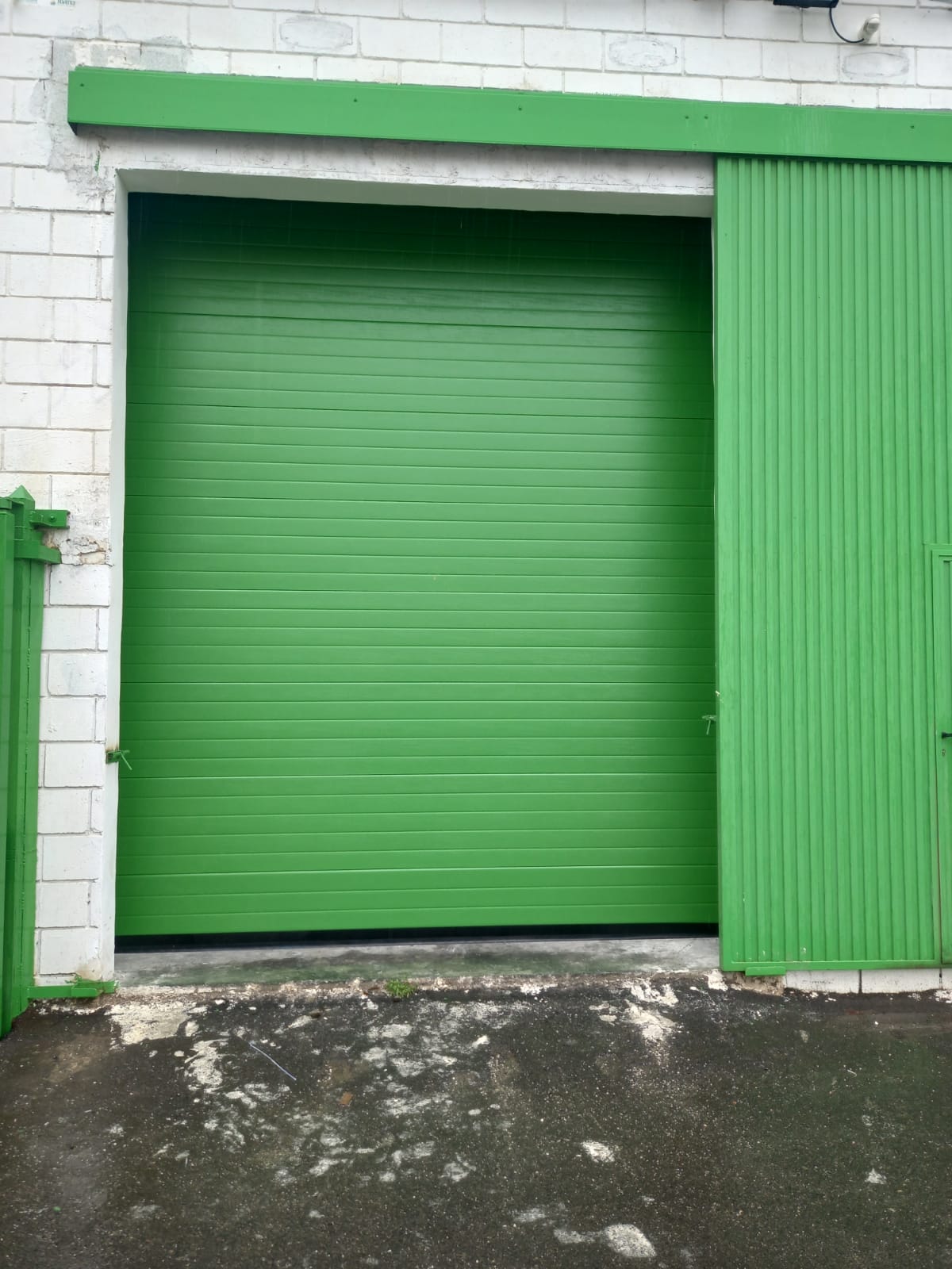 Puerta seccional industrial y puerta corredera guia superior