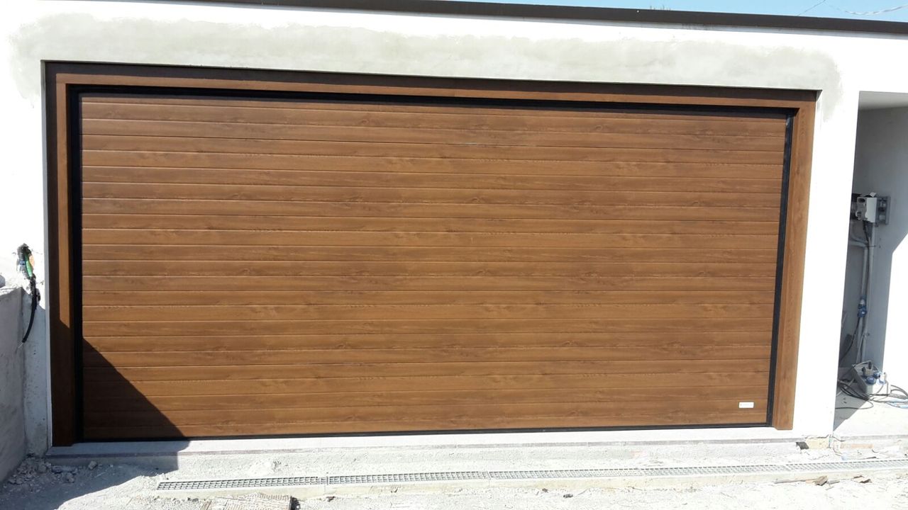 puerta seccional acanalada imitación madera