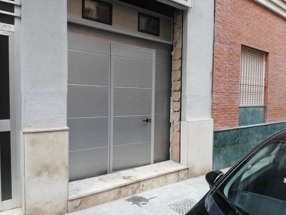 puerta seccional con peatonal integrada