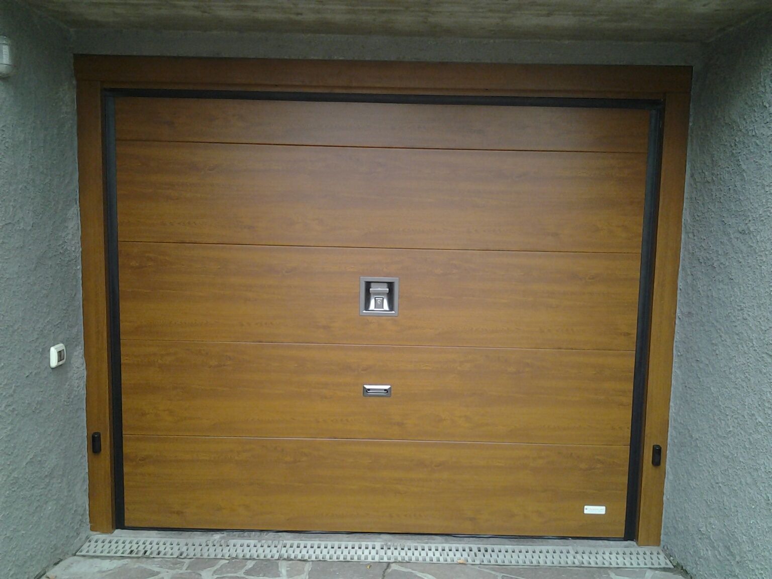 puerta seccional imitación madera claro