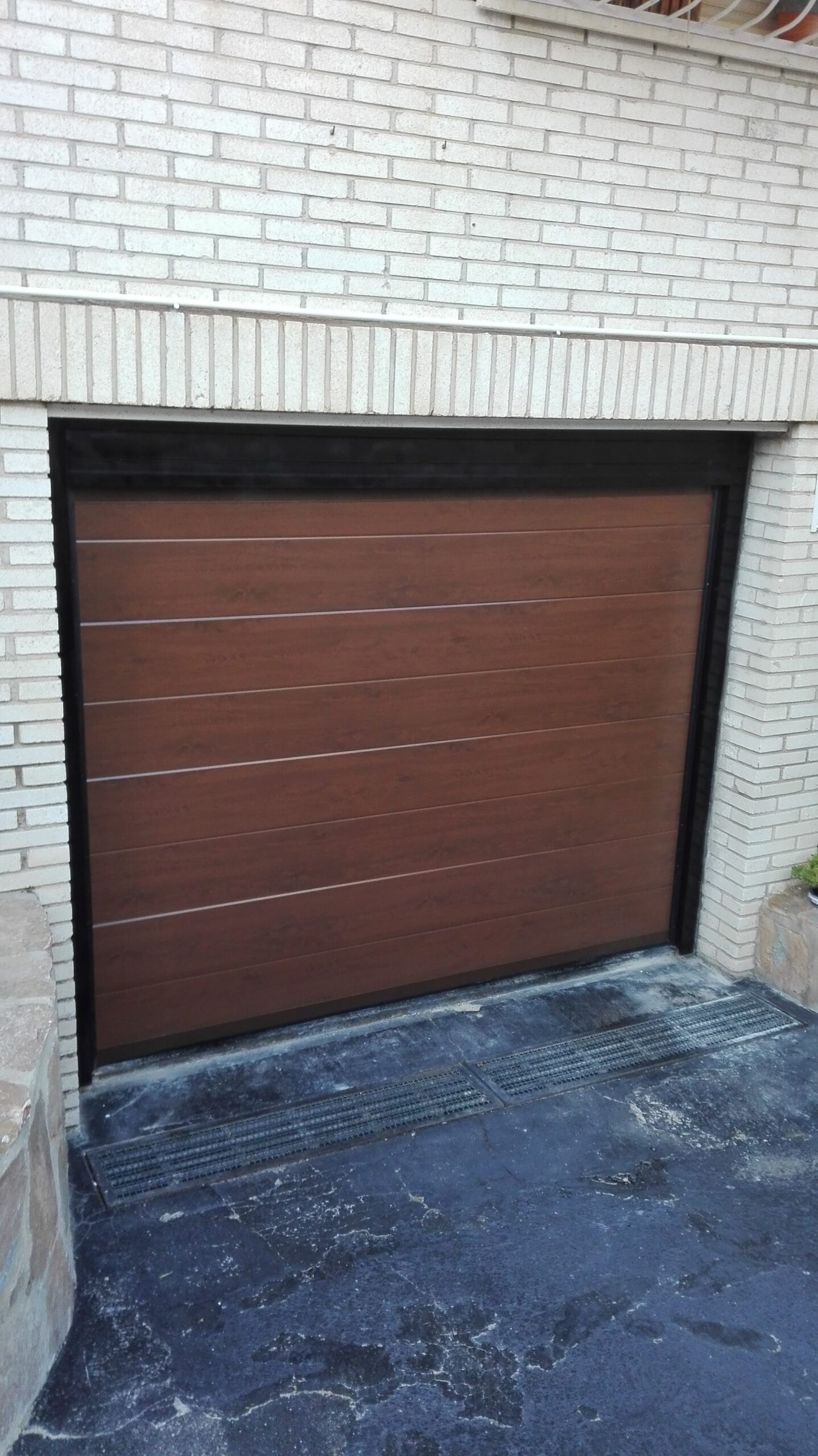 puerta seccional imitación madera oscura