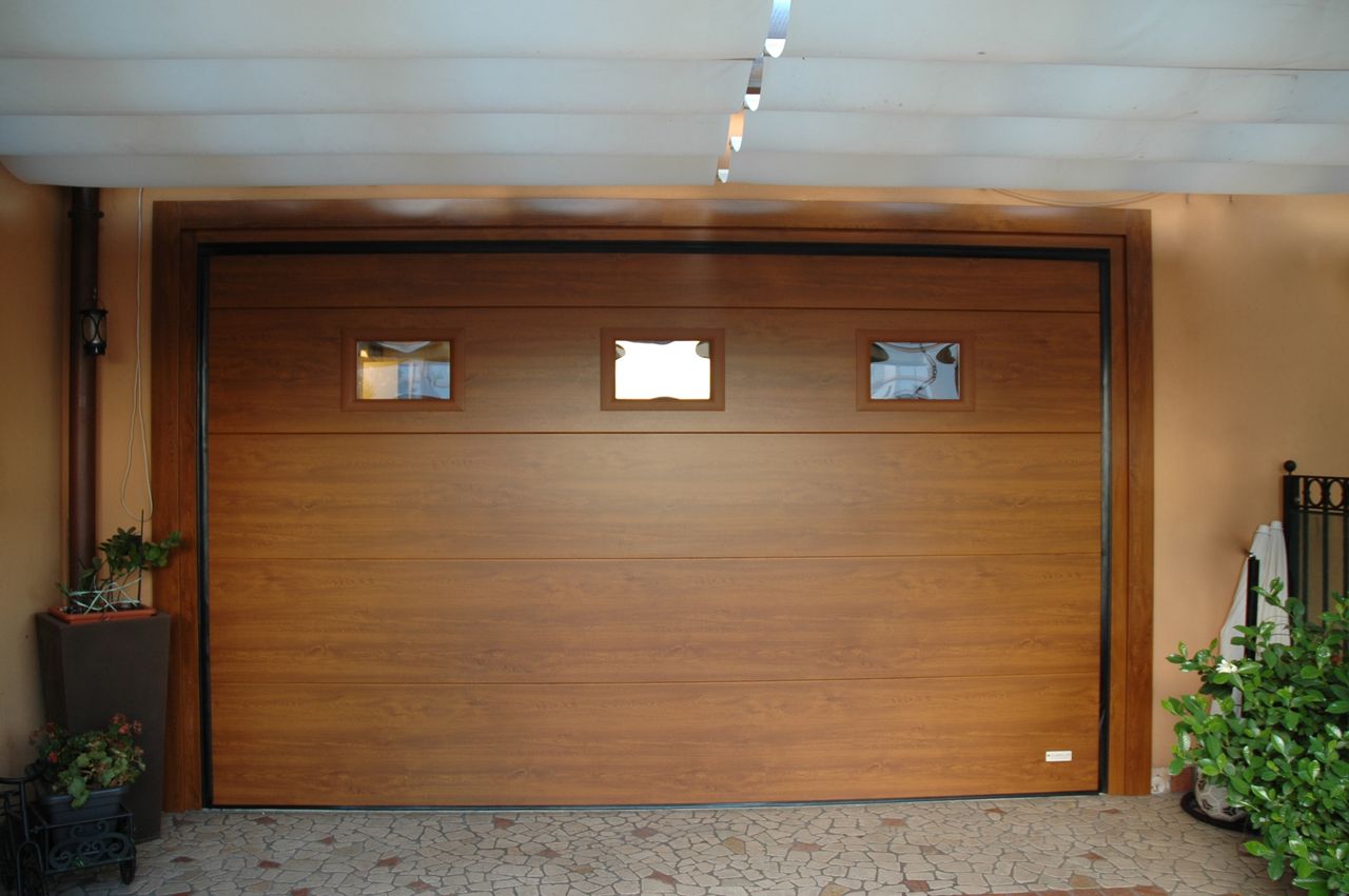 puerta seccional imitación madera ventanilla