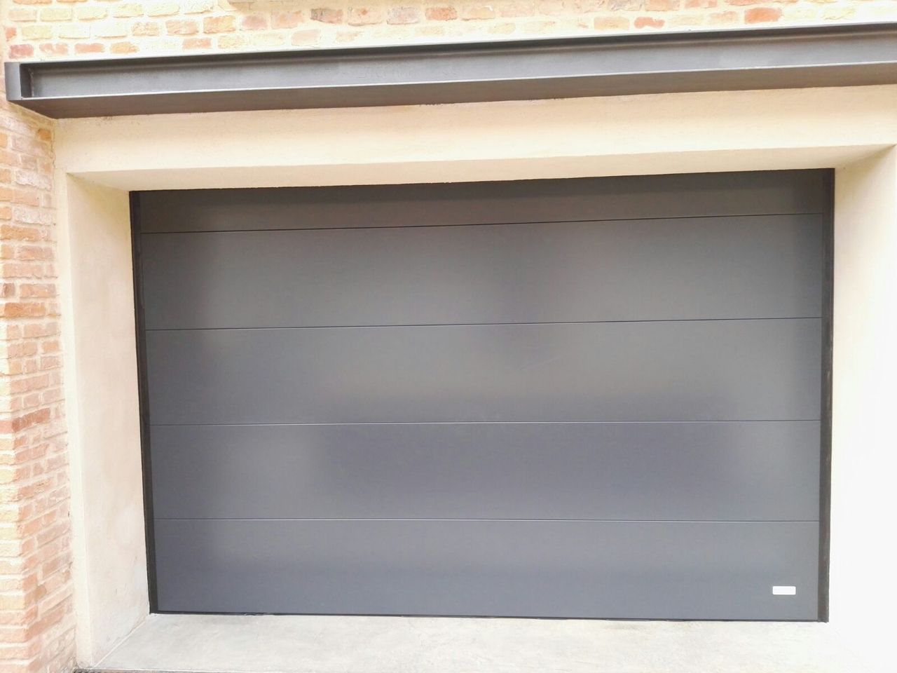 puerta seccional liso gris