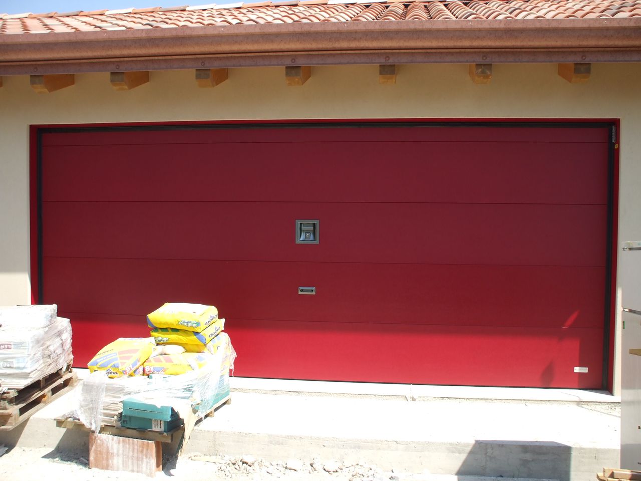 puerta seccional roja