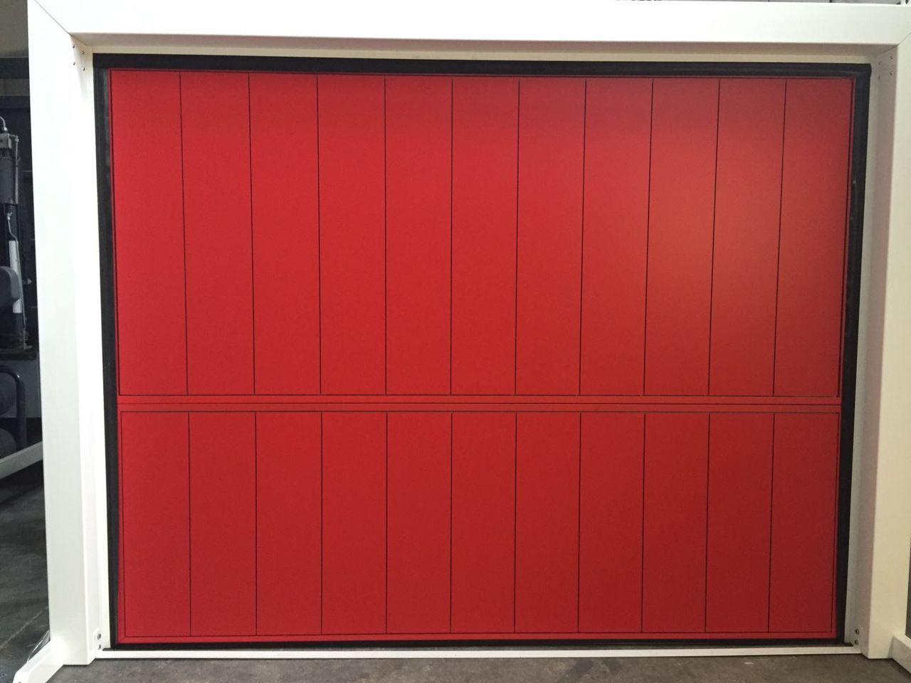 puerta seccional vertical roja